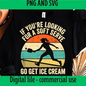 Divertente design per maglietta da pickleball in formato PNG e SVG, regalo per uomini e donne appassionati di pickleball, maglietta per giocatori di pickleball, grafica per giornate di sport.