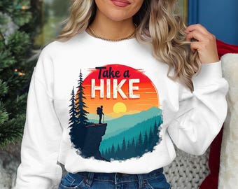 Wandelen zonsondergang ontwerp retro wandelaar berg clipart avontuur outdoor natuur afbeelding voor T-shirts en mokken