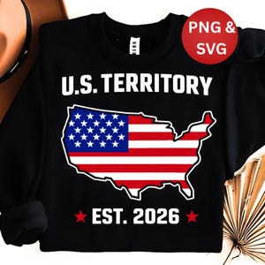 Op de afbeelding: Zwart sweatshirt met de witte tekst "U.S. TERRITORY". Het ontwerp toont een kaart van de Verenigde Staten met de Amerikaanse vlag en de tekst "EST. 2026" in wit met rode sterren. Een rode cirkel met "PNG & SVG" staat rechtsboven.