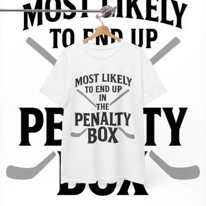 Maglietta "Penalty Box Legend" / Maglietta divertente da giocatore di hockey per uomo e donna / Umorismo sulla pista di hockey il giorno della partita / Idea regalo per l'hockey su ghiaccio