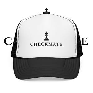 Puede incluir: Gorra de camionero en blanco y negro con la palabra "CHECKMATE" y un gráfico de una pieza de ajedrez de rey. La gorra tiene una visera negra y una parte trasera de malla, con un panel frontal blanco. El texto y el gráfico son negros.