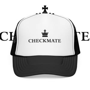Puede incluir: Gorra de camionero en blanco y negro con la palabra "CHECKMATE" impresa en negro, junto con un gráfico de corona. La gorra tiene una visera negra y una parte trasera de malla, y un panel frontal blanco. La palabra "CHECKMATE" está centrada en la parte delantera.