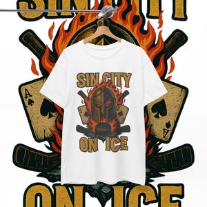 -shirt Sin City sur glace | Chemise de gladiateur de hockey de Las Vegas | T-shirt de fan de cartes à jouer Fiery Helmet | Chemise inspirée des Golden Knights pour les fans