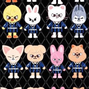 Könnte beinhalten: Eine Sammlung von Cartoon-Tierfiguren, die blaue und schwarze Fußballtrikots mit weißen Nummern tragen. Zu den Figuren gehören ein Kaninchen, ein Bär, ein Fuchs und andere Tiere. Das Wort "KARMA" ist auf den Trikots aufgedruckt.