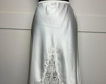 Modelo fuera de servicio con falda lencera vintage Chantilly de Maidenform Union Made