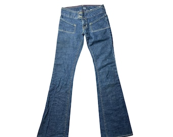 Jeans acampanados de tiro bajo estilo Y2K de Von Dutch, mezclilla indie sleaze de los años 2000, estilo vintage.