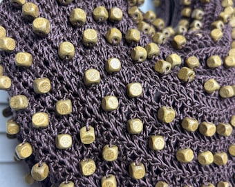 Boho virkad marknadsväska med träpärlor, brun, jordnära festivalväska