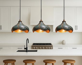 Zestaw 3 lamp wiszących z kopułą z oksydowanej miedzi, ręcznie wykonanych, patynowanych na zielono opraw sufitowych w stylu rustykalnym.