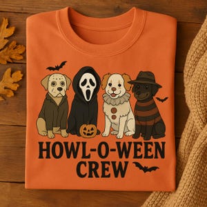 Puede incluir: Sudadera naranja con un diseño temático de Halloween. El gráfico muestra cuatro perros disfrazados: una momia, un fantasma, un payaso y un suéter a rayas. El texto "HOWL-O-WEEN CREW" está impreso debajo de los perros, con murciélagos dispersos.