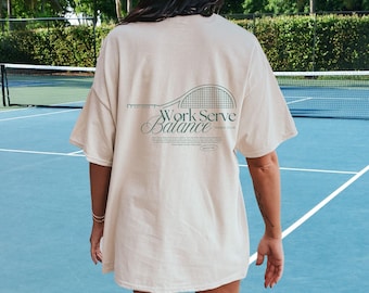 Tennis T-Shirt – “Work Serve Balance” – Geschenk für Tennisfans, Frauen & Männer – Backprint Shirt – Club Look