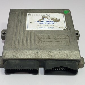 Puede incluir: Una unidad de control Landirenzo Omegas 3-4 cilindros de metal gris con dos conectores negros. La unidad tiene una etiqueta blanca con texto y una pegatina verde. El código 616264001 es visible.