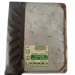 Puede incluir: Un módulo de control del motor Toyota usado. La unidad metálica tiene una etiqueta verde y blanca con el logotipo de Toyota, el número de pieza y otras especificaciones. El módulo es rectangular con una cubierta negra en el lado izquierdo.