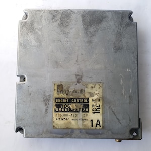 Sim, esta é uma Unidade de Controle do Motor (ECU/ECM) original da Toyota, número da peça 89661-25020 / Denso 175300-4231