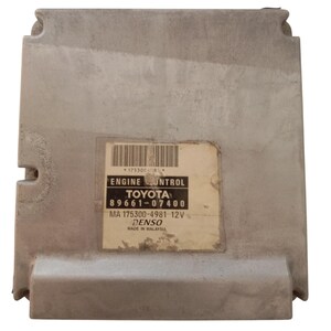 Puede incluir: Un módulo de control del motor rectangular de color plateado con una etiqueta que dice "ENGINE CONTROL TOYOTA". La etiqueta también incluye el texto "MA 175300-4981 12V" y "DENSO MADE IN MALAYSIA".