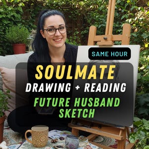 Può includere: Una donna sorride davanti a un cavalletto con un ritratto. La tela mostra un disegno. Il testo sull'immagine recita "SOULMATE DRAWING + READING FUTURE HUSBAND SKETCH" e "SAME HOUR".