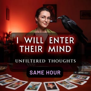 以下が含まれることがあります： メガネをかけた女性とカラスが、タロットカードのテーブルの前に座っています。画像には「I WILL ENTER THEIR MIND」、「UNFILTERED THOUGHTS」、「SAME HOUR」というテキストがあります。背景は暖かい赤色です。