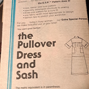 Può includere: Una busta per cartamodello vintage Simplicity 8824 per un abito a pullover e una fascia. La confezione in carta color marrone chiaro presenta bordi blu, testo nero e un disegno al tratto dell'indumento. Include il marchio E.S.P. Extra Sure Pattern.