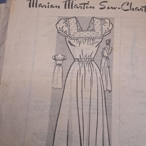 Pode incluir: Padrão de costura vintage intitulado "Marian Martin Sew-Chart" com um design de vestido. A ilustração mostra um vestido longo com decote quadrado, mangas curtas e cintura ajustada. O número do padrão é 9451.