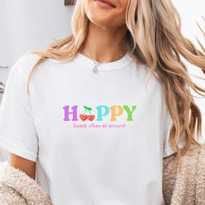 Komfort Farben Kirsche Shirt Happy Vibes Unisex T-Shirt Kirsche Tee Geburtstagsgeschenk für Sie Retro Kirsche Shirt Kirsche Tee Vintage Kirsche Shirt
