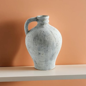 Keramische kan met textuur, vintage geïnspireerde asvaas, grote rustieke bloemendisplay, woondecoratie