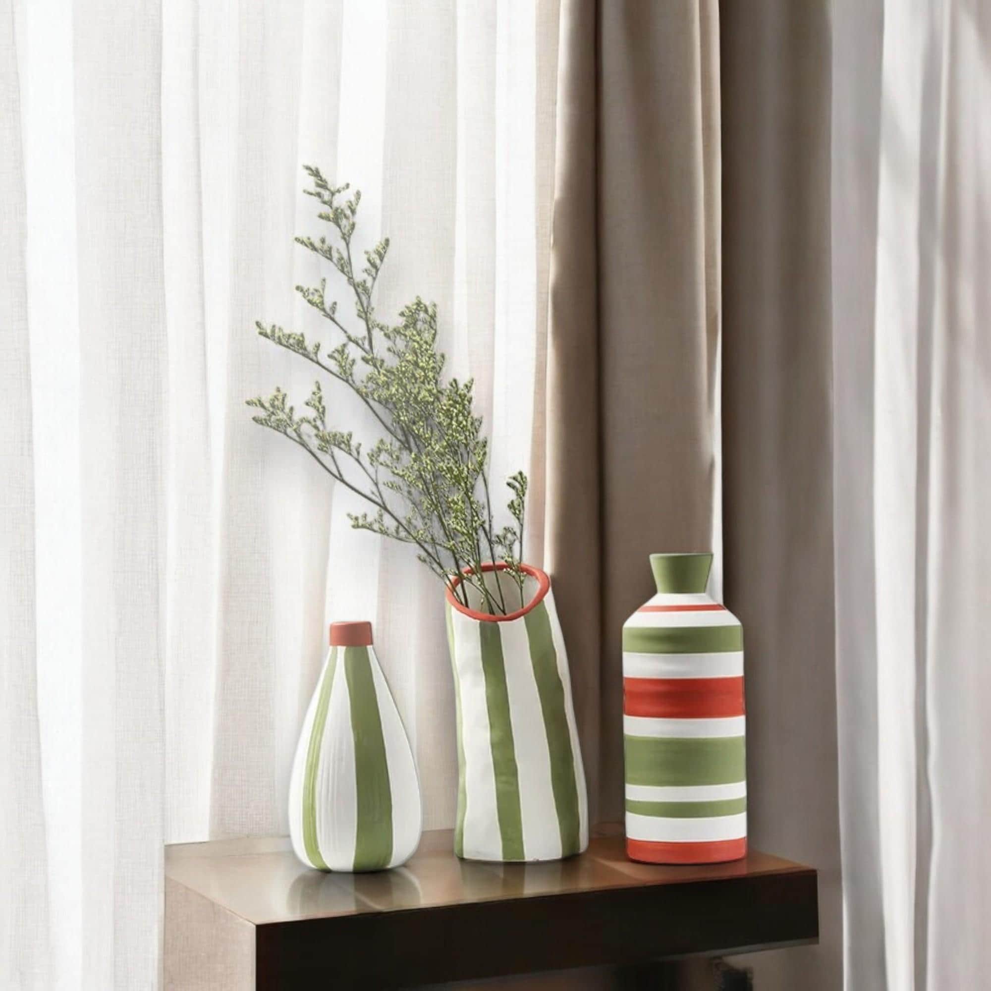 ストライプ柄の陶器製花瓶、モダンな花瓶セット、カラフルな室内装飾