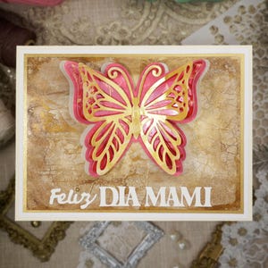 Tarjeta del Día de la Madre "Feliz Día Mami" hecha a mano en español / Tarjeta con mariposas en capas / Tarjeta artística texturizada de 6x8 / Caja incluida / Regalo para mamá