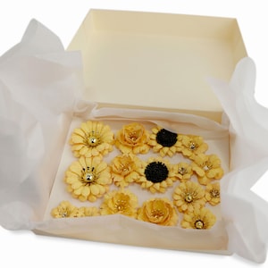 Adornos de flores de papel amarillas 3D - 16 piezas - Tarjetería, scrapbooking, manualidades, varios tamaños - Detalles florales hechos a mano