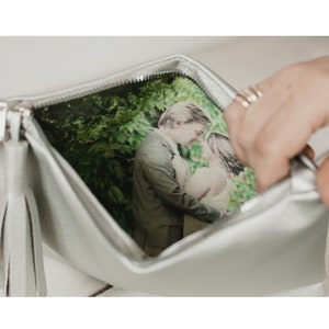 Cartera de dama de honor plateada / Cartera de borla plateada / Cartera de foto plateada / Regalo para la madre de la novia