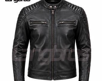 Puede incluir: Una chaqueta de cuero negro con el logotipo de Langbros, cuello alzado con dos botones a presión, cremallera central, dos bolsillos en el pecho con cremallera, dos bolsillos laterales con cremallera y acolchado en hombros y mangas.