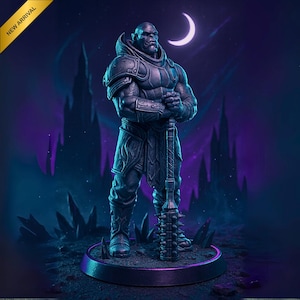 Puede incluir: Figura detallada de un guerrero musculoso de piel gris, con armadura, sosteniendo una maza con púas. La figura se alza sobre una base circular, sobre un fondo oscuro de temática fantástica con una luna creciente y siluetas de castillo. El texto "NEW ARRIVAL" está arriba a la izquierda.
