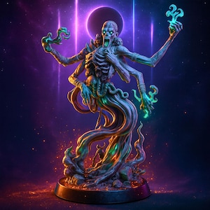 Puede incluir: Escultura de fantasía detallada de una figura esquelética de múltiples brazos con acentos verdes brillantes. La figura se alza sobre una base circular, con un cuerpo inferior arremolinado en forma de árbol. El fondo presenta una nebulosa púrpura y azul.