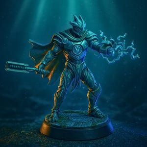 Op de afbeelding: Gedetailleerd beeldje van een krijger in sierlijk harnas, met een wapen in de ene hand en een gloeiend energie-effect in de andere. De figuur is donkergrijs met ingewikkelde ontwerpen, staand op een cirkelvormige basis. De achtergrond is donkerblauw.