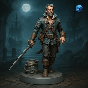 Puede incluir: Una figura en miniatura detallada de un hombre que lleva una chaqueta azul, pantalones marrones y botas. Sostiene una espada y tiene barba y bigote. La figura está de pie sobre una base circular con un barril envuelto en cuerda.