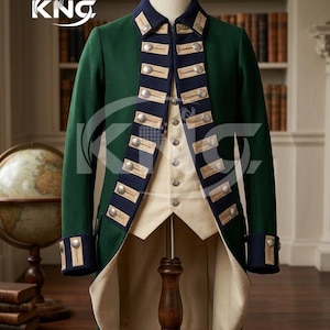 Puede incluir: Un abrigo verde de estilo militar con ribetes azul marino y botones dorados, exhibido en un maniquí. El abrigo presenta un chaleco color crema debajo. El fondo incluye un globo terráqueo y una estantería.