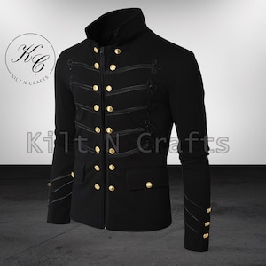 Op de afbeelding: Zwarte jas met goudkleurige knopen en decoratieve stiksels. De jas heeft een hoge kraag en een ritssluiting. De mouwen hebben gouden knopen bij de manchetten. De merknaam "Kilt N Crafts" is zichtbaar.