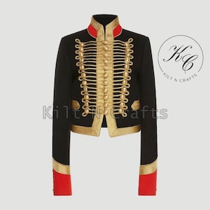Puede incluir: Una chaqueta negra de estilo militar con ribetes dorados y botones. La chaqueta tiene un cuello rojo y puños rojos.