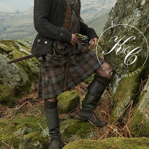 Könnte beinhalten: Ein Mann trägt einen traditionellen schottischen Kilt mit braunem und schwarzem Karomuster. Er trägt auch eine schwarze Jacke, einen braunen Ledergürtel und schwarze Lederstiefel. Der Kilt wird mit einem Sporran getragen, einer kleinen Tasche, die vorne am Kilt getragen wird.
