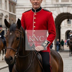 Peut inclure: Une personne vêtue d'une veste militaire rouge à boutons dorés et d'un pantalon noir, montant un cheval brun. La veste a des bordures noires et des poignets blancs. La scène se déroule en extérieur.