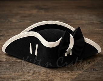 Cappello a tricorno nero con finiture bianche della Marina Reale Britannica del 1768, costume per rievocazioni storiche.