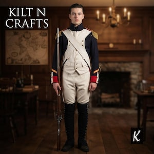 Puede incluir: Un uniforme militar histórico que presenta una chaqueta azul oscuro con puños rojos, charreteras doradas y un chaleco blanco con calzones a juego. El conjunto incluye correajes cruzados blancos y polainas negras hasta la rodilla. El texto KILT N CRAFTS aparece arriba.