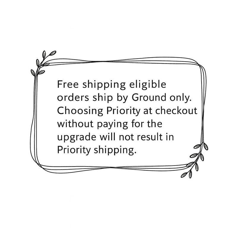 Op de afbeelding: Een rechthoekig kader bestaande uit dunne zwarte lijnen met decoratieve bladaccenten in de linker bovenhoek en rechter onderhoek. De tekst binnenin luidt: Free shipping eligible orders ship by Ground only. Choosing Priority at checkout without paying for the upgrade will not result in Priority shipping.