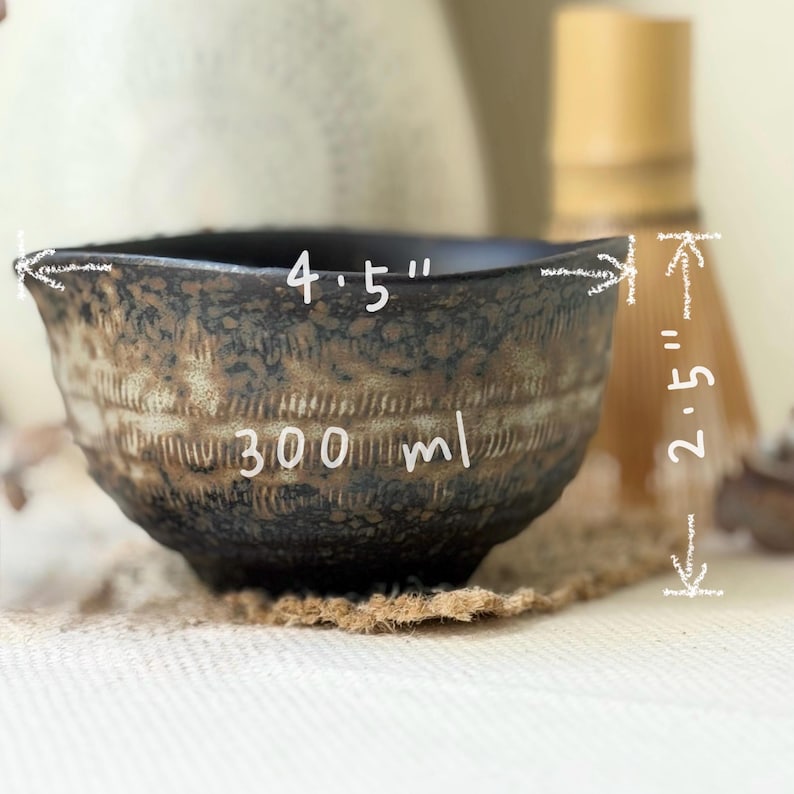Op de afbeelding: Een donkerbruine en zwarte keramische kom met een textuurrijke, gevlekte afwerking en horizontale groefdetails. De kom is voorzien van witte tekst die een diameter van 11,43 cm, een hoogte van 6,35 cm en een inhoud van 300 ml aangeeft.