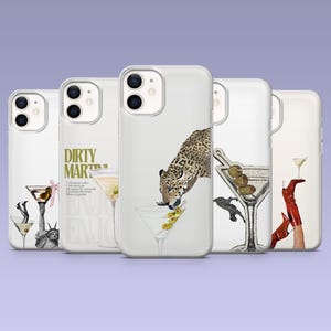 Puede incluir: Colección de cinco fundas transparentes para teléfono con varios diseños temáticos de martini. Los diseños incluyen un leopardo bebiendo un martini, una copa de martini con aceitunas y el texto "Dirty Martini".