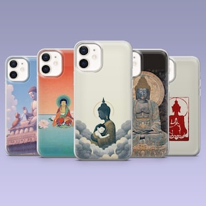 Puede incluir: Conjunto de seis fundas para teléfono con diferentes ilustraciones de figuras de Buda en varias poses y escenarios. Las fundas son transparentes y muestran el diseño del teléfono a través de la parte posterior.