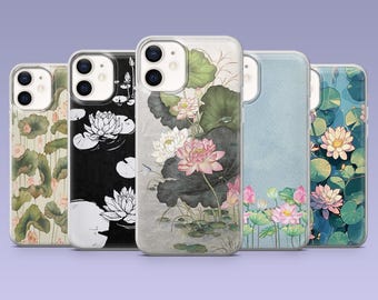 Puede incluir: Conjunto de seis fundas para teléfono con diferentes diseños florales con flores de loto, hojas y patrones de nenúfares. Las fundas son transparentes y muestran el teléfono a través del diseño.