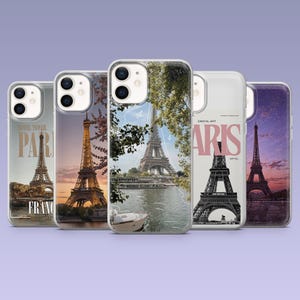 Op de afbeelding: Vijf telefoonhoesjes met afbeeldingen van de Eiffeltoren in Parijs. De hoesjes tonen verschillende artistieke interpretaties van het monument, waaronder foto's en illustraties, met het woord "PARIS" op sommige.
