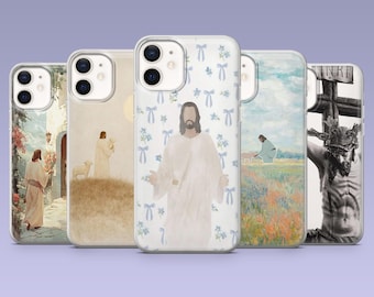 Puede incluir: Una colección de fundas para teléfonos con arte religioso. Las fundas muestran imágenes de Jesús en varias escenas, incluyendo una figura con una túnica blanca, una figura con un cordero y una figura en una cruz. Las fundas tienen un fondo transparente.