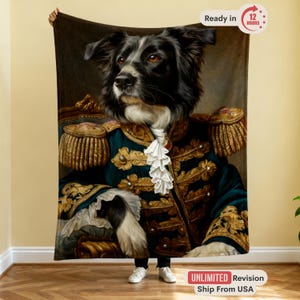 Puede incluir: Una manta grande y oscura con un retrato de un perro vestido con un uniforme militar. El perro tiene pelaje blanco y negro y lleva una chaqueta azul oscuro con adornos dorados y charreteras. La manta está sostenida por una persona.