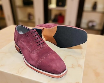 ハンドクラフトのバーガンディスエードオックスフォードシューズ：キャップトゥレザーソール