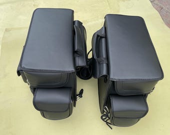 ハンドメイドレザーバイクサドルバッグ：ブラックパニア、バックルストラップ